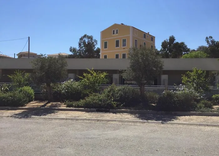 Les Eucalyptus, A 500m De La Et Du Centre LʼÎle-Rousse